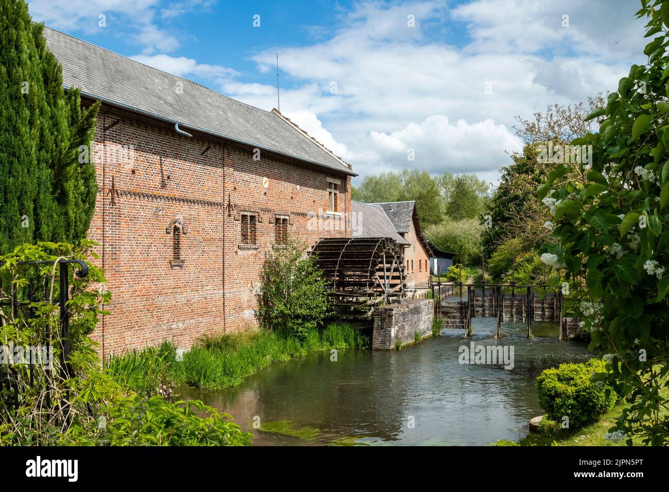 Francia, Seine-Maritime, Blangy sur Bresle, il Moulin de Fontaine dalle rive del fiume Bresle, Fontaine mulino // Francia, Seine-Maritime (76), Bl Foto Stock