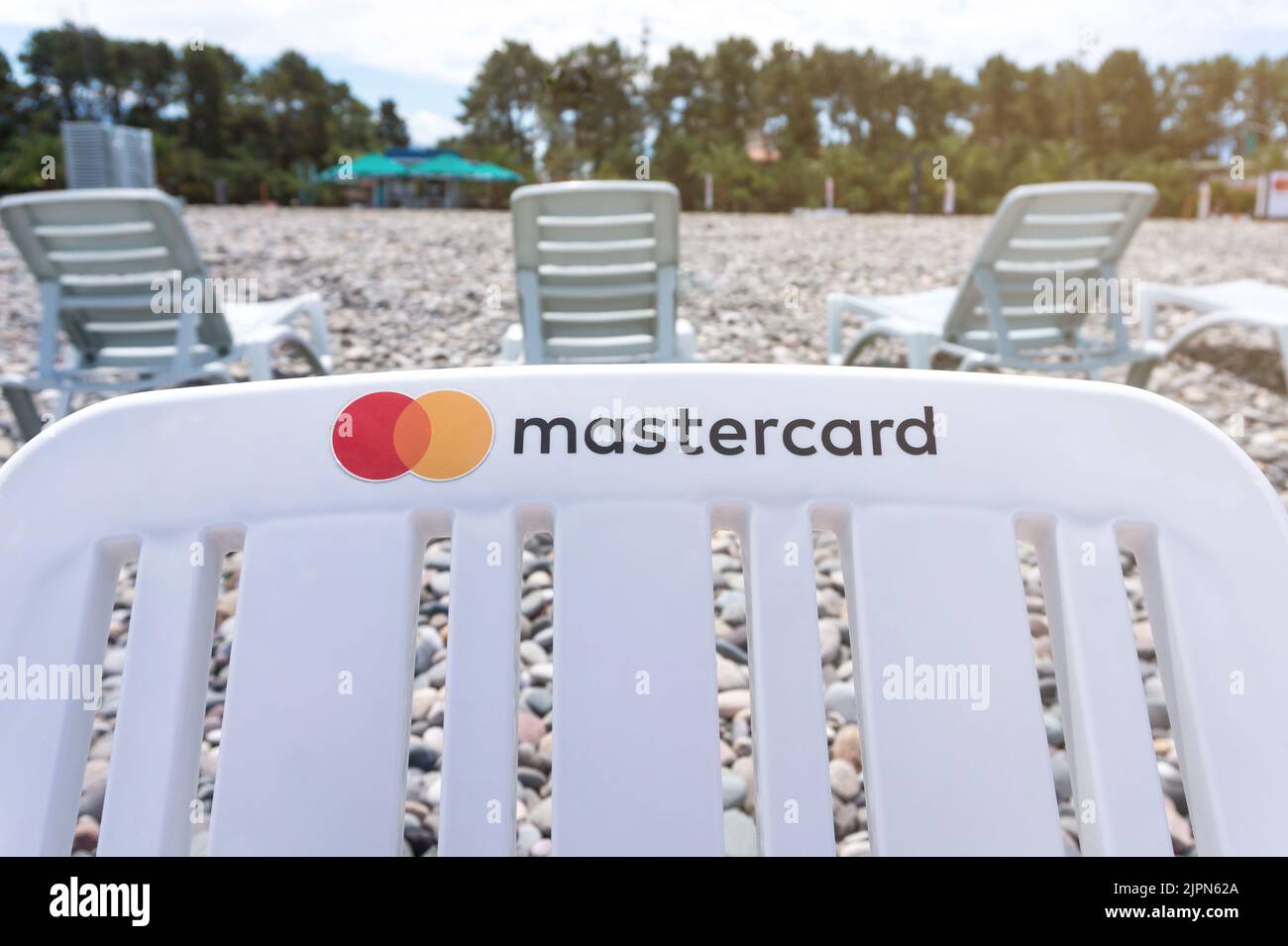Logo Mastercard su un letto bianco da spiaggia primo piano. Utilizzo della carta di credito o di debito per il pagamento del concetto di viaggio. Batumi, Georgia - 2 luglio 2021 Foto Stock