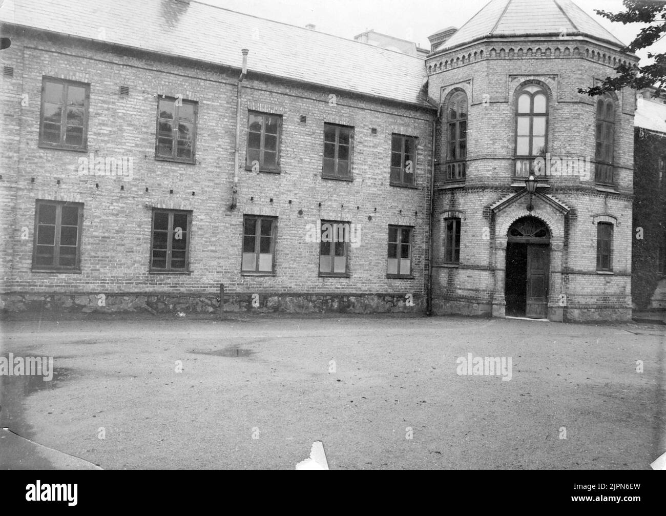 Insediamento per la deglutizione torre. Nidi in tutti i buchi sopra la finestra inferiore row.August 1923 Boplats för tornsvala. Bon i alla hålen över undre fönsterraden.Augusti 1923 Foto Stock