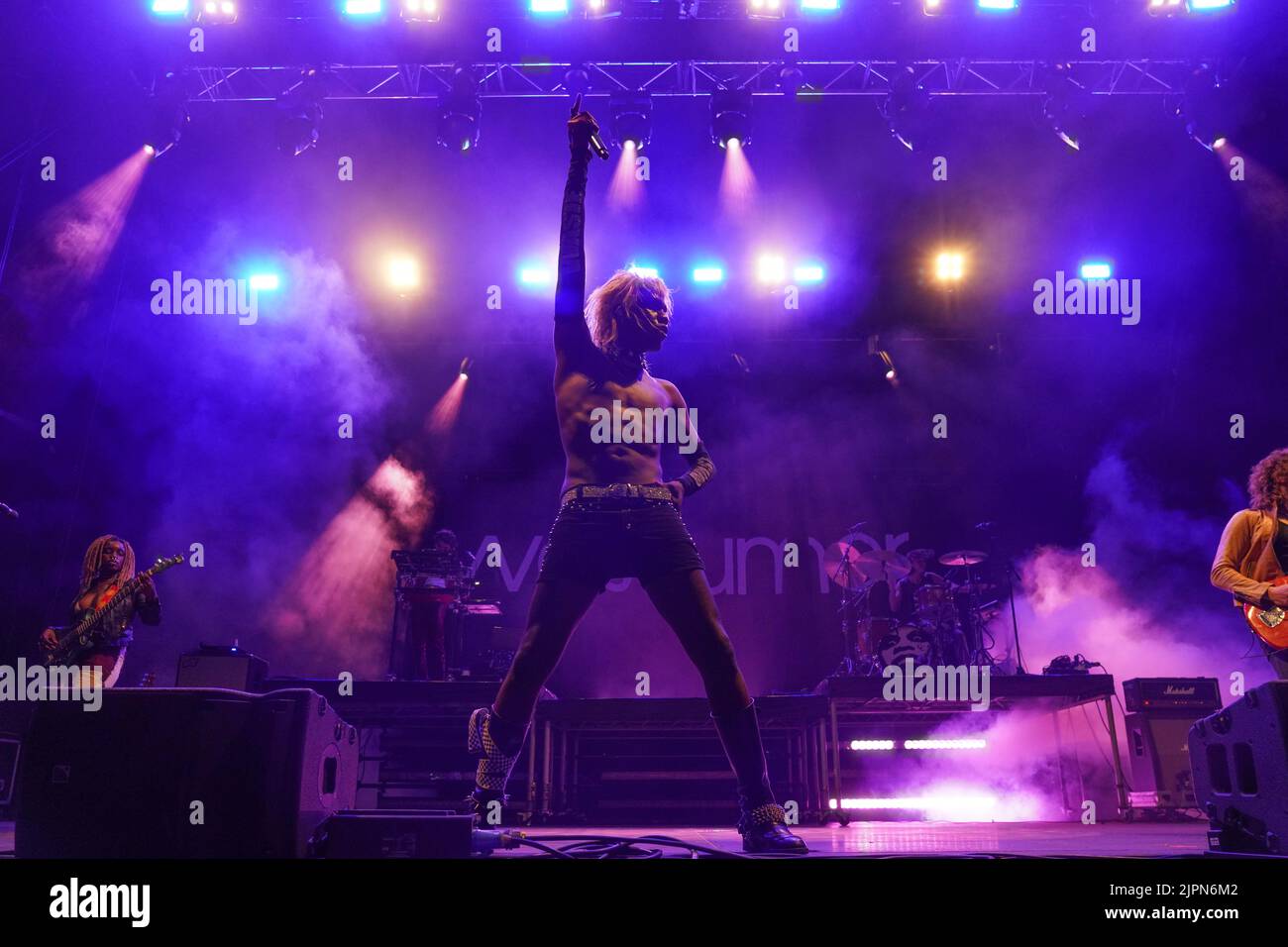 Glanusk Park, Regno Unito. Giovedì 18 agosto 2022. Yves Tumor e la sua band si esibiscono al Green Man Festival 2022 di Glanusk Park, Brecon Beacons, Galles. Data foto: Giovedì 18 agosto 2022. Il credito fotografico dovrebbe essere: Richard Gray/Alamy Live News Foto Stock