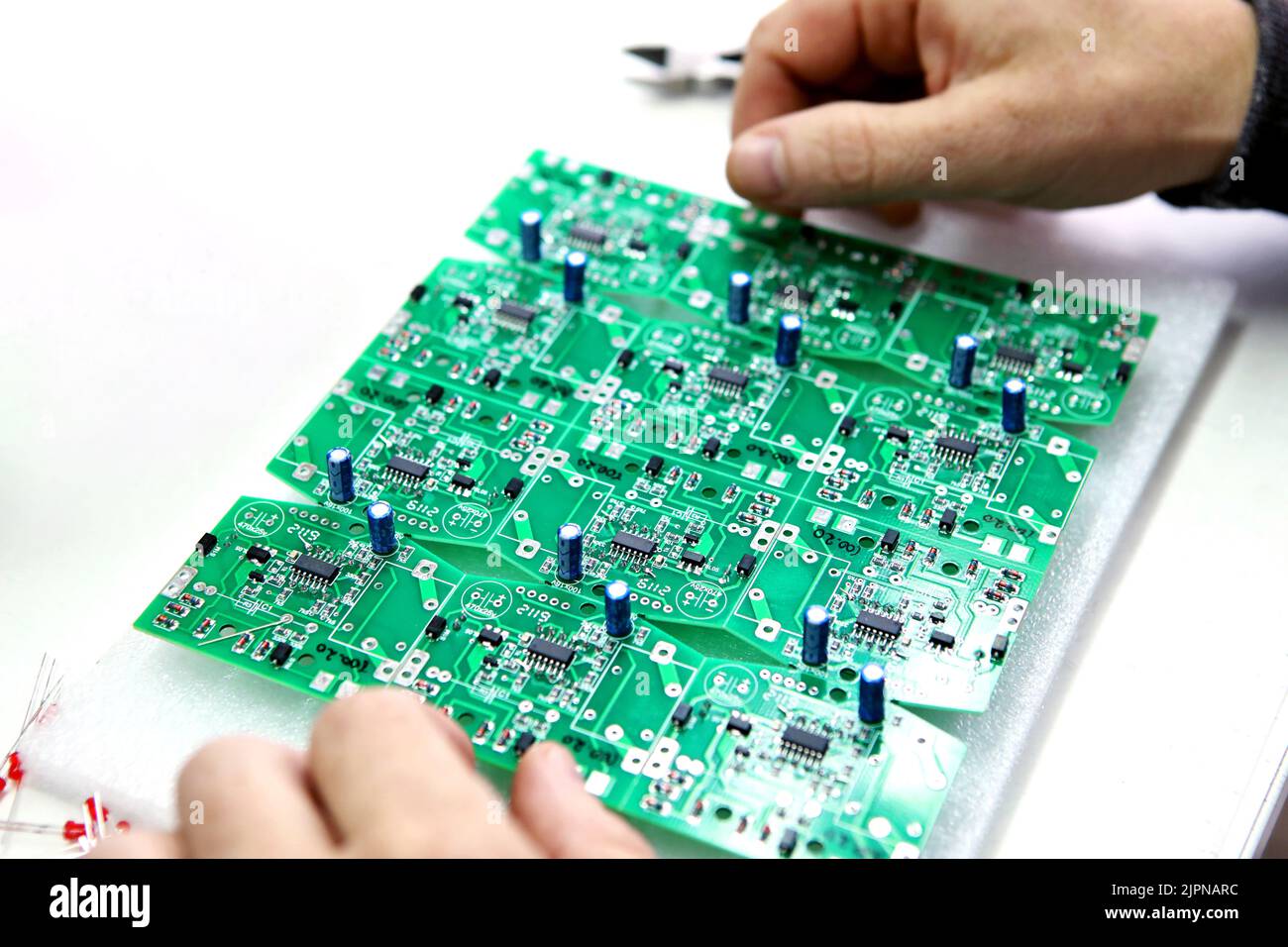 Quadri elettrici con parti per l'assemblaggio manuale di un dispositivo elettrico. Indicazione digitale. Montaggio manuale degli elementi dell'autoradio. Foto Stock