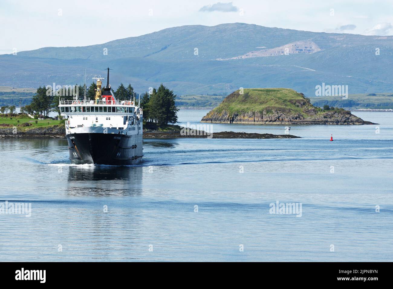 Traghetto interisola di Caledonian MacBrayne Isola di Mull che entra nel porto di Oban, Argyll e Bute. Foto Stock