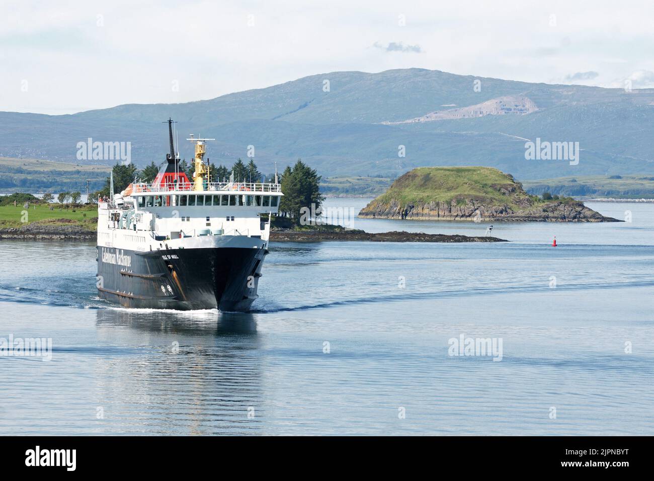 Traghetto interisola di Caledonian MacBrayne Isola di Mull che entra nel porto di Oban, Argyll e Bute. Foto Stock