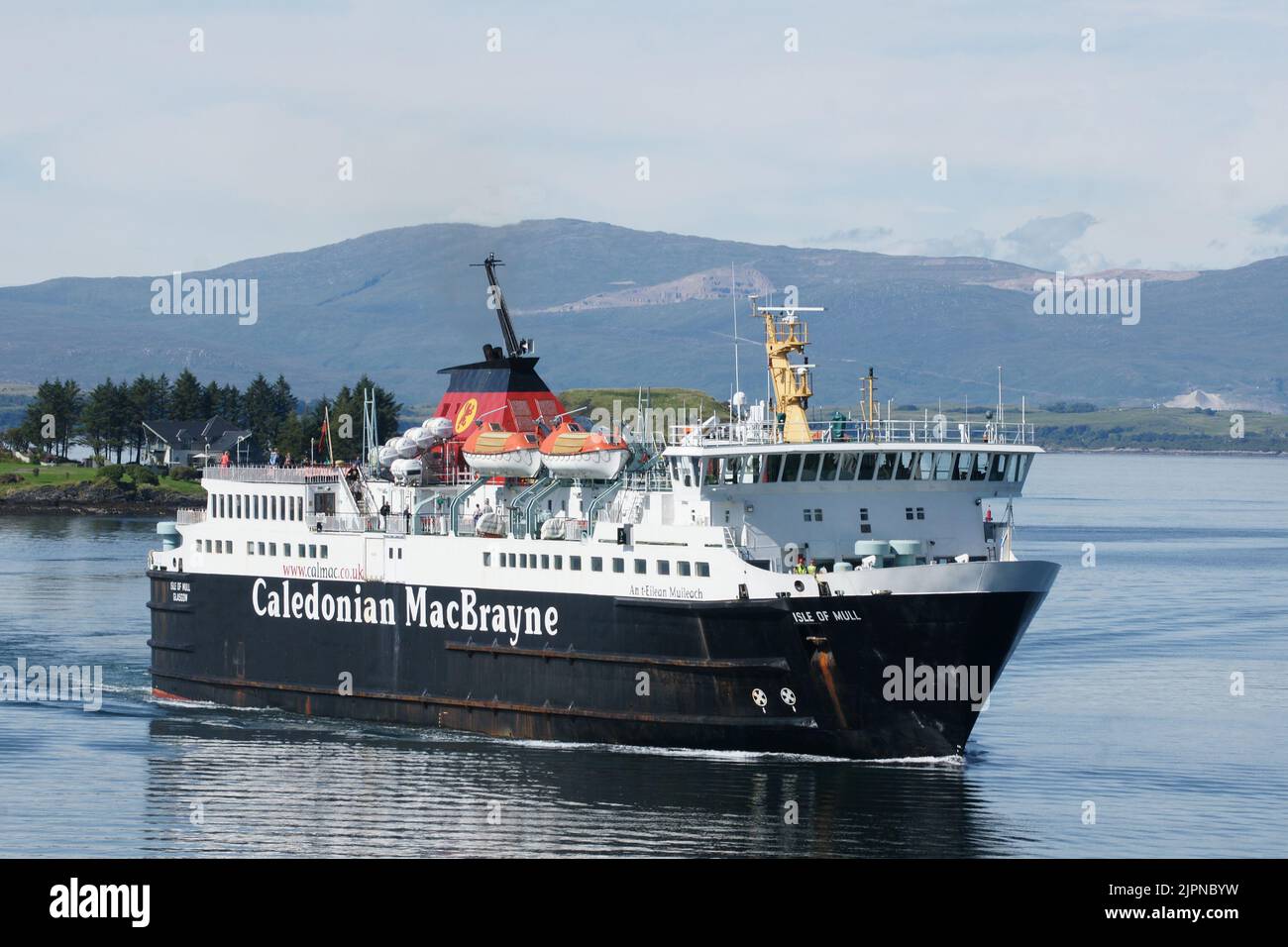 Traghetto interisola di Caledonian MacBrayne Isola di Mull che entra nel porto di Oban, Argyll e Bute. Foto Stock