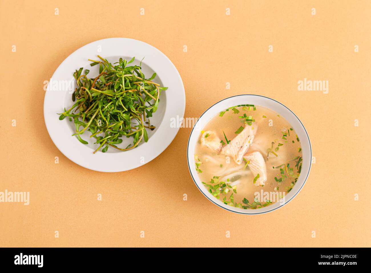 Banh canh ca loc, spesse nodole di riso con pesce testa di serpente, cibo vietnamita isolato su sfondo beige, vista dall'alto Foto Stock