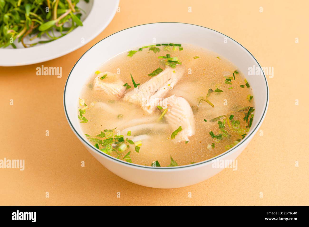 Banh canh ca loc, spesse nodole di riso con pesce testa di serpente, cibo vietnamita isolato su sfondo beige, primo piano Foto Stock
