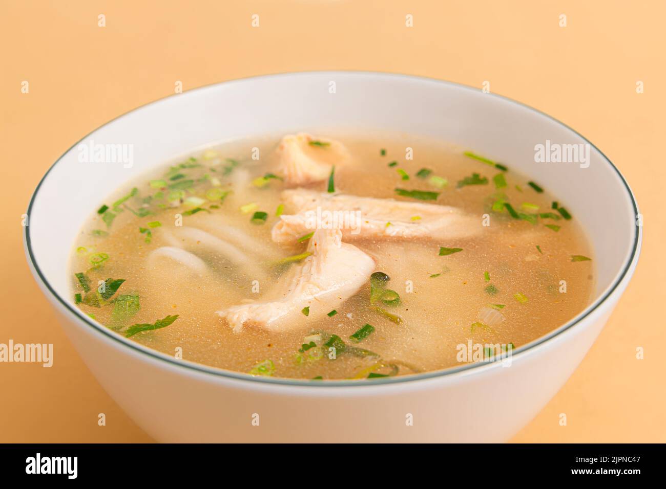 Banh canh ca loc, spesse nodole di riso con pesce testa di serpente, cibo vietnamita isolato su sfondo beige, primo piano Foto Stock