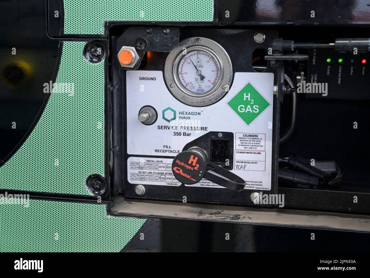 GERMANIA, Niebuell, Caetano Bus alimentato con combustibile verde idrogene H2, e-farm H2 stazione di rifornimento, l'idrogeno è generato da energia eolica / DEUTSCHLAND, Niebüll, Wasserstoff Tankstelle, Caetano Bus mit Wasserstoff H2 Antrieb, betrieben im öffentlichen Nahverkehr von der DB Tochterfirma Autokraft, Der grüne Wasserstoff aus Windenergie wird von GP Joule geliefert Foto Stock