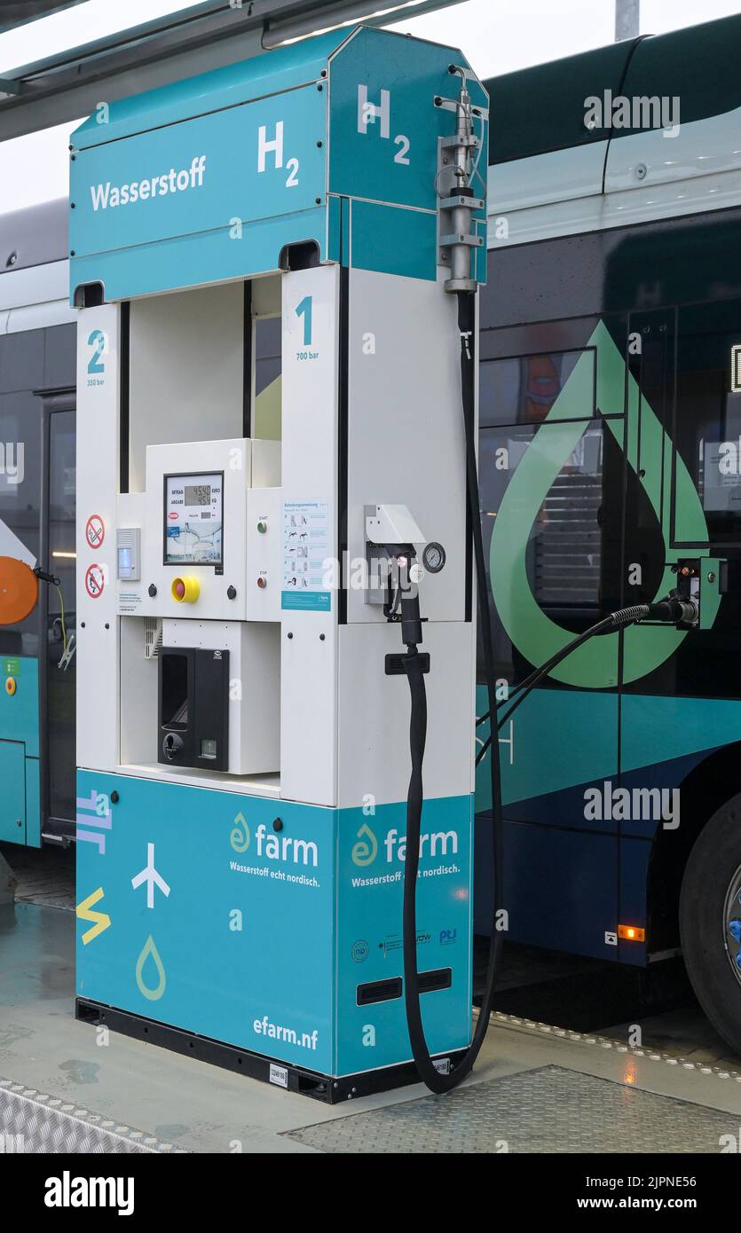 GERMANIA, Niebuell, Caetano Bus alimentato con combustibile verde idrogene H2, e-farm H2 stazione di rifornimento, l'idrogeno è generato da energia eolica / DEUTSCHLAND, Niebüll, Wasserstoff Tankstelle, Caetano Bus mit Wasserstoff H2 Antrieb, betrieben im öffentlichen Nahverkehr von der DB Tochterfirma Autokraft, Der grüne Wasserstoff aus Windenergie wird von GP Joule geliefert Foto Stock