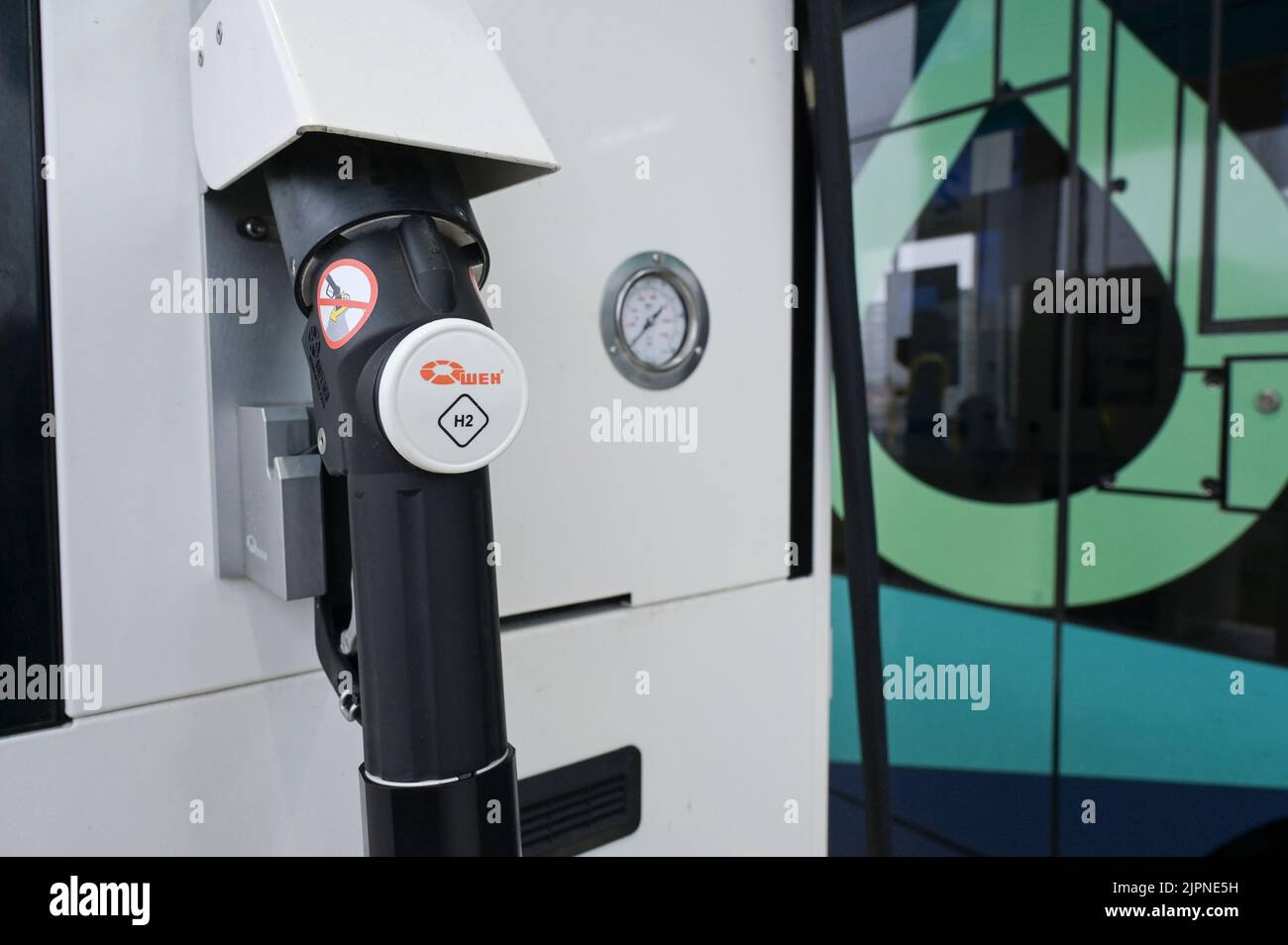 GERMANIA, Niebuell, Caetano Bus alimentato con combustibile verde idrogene H2, e-farm H2 stazione di rifornimento, l'idrogeno è generato da energia eolica / DEUTSCHLAND, Niebüll, Wasserstoff Tankstelle, Caetano Bus mit Wasserstoff H2 Antrieb, betrieben im öffentlichen Nahverkehr von der DB Tochterfirma Autokraft, Der grüne Wasserstoff aus Windenergie wird von GP Joule geliefert Foto Stock