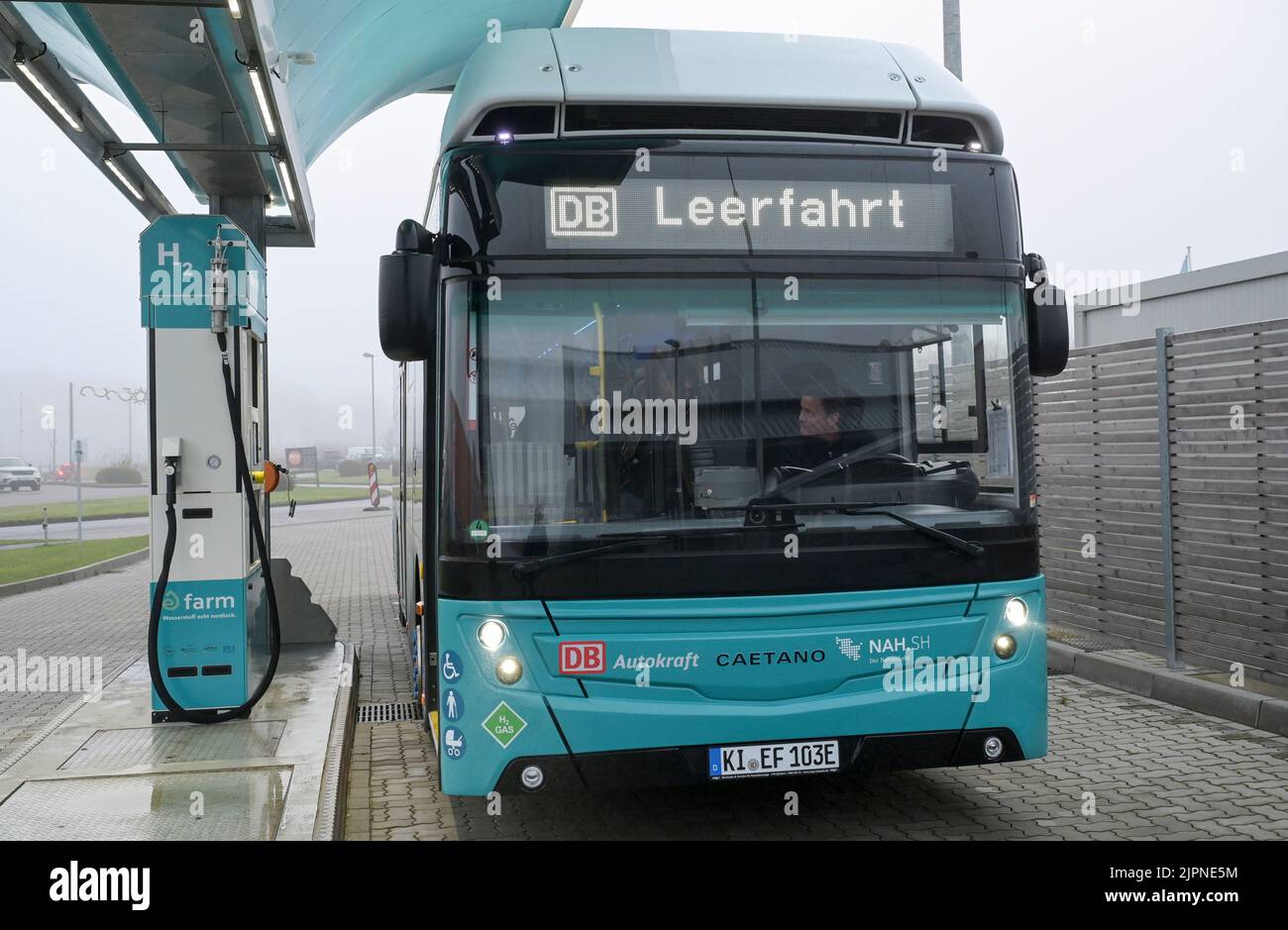GERMANIA, Niebuell, Caetano Bus alimentato con combustibile verde idrogene H2, e-farm H2 stazione di servizio, l'idrogeno è generato da energia eolica / DEUTSCHLAND, Niebüll, Caetano Bus mit Wasserstoff Antrieb, betrieben im öffentlichen Nahverkehr von der DB Tochterfirma Autokraft, der grüne Wasserstoff aus Windenergie wird von Jougelit GP, Efarm H2 Tankstelle Foto Stock