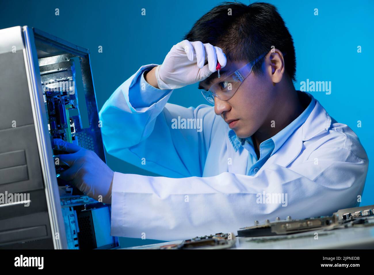 Ingegnere elettronico vietnamita che monta il personal computer Foto Stock