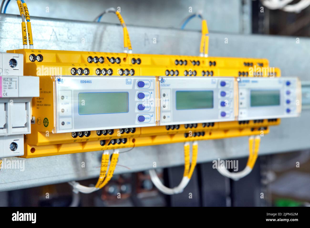 Tester di lavoro per elettricisti che misura la tensione e la corrente della linea elettrica di alimentazione nel controllo dell'armadio elettrico e i fili sul sistema di protezione del relè Foto Stock