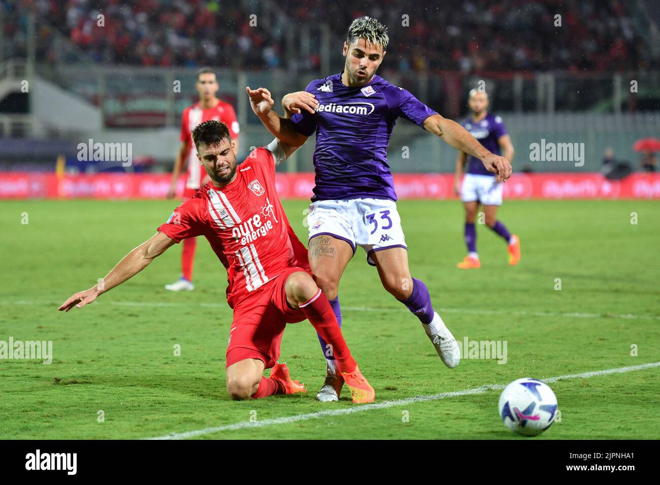 Riccardo Sottil (ACF Fiorentina) e Robin Propper (FC Twente) durante la partita di calcio ACF Fiorentina vs FC Twente, UEFA Conference League a Firenze, Italia, 18 2022 agosto Foto Stock