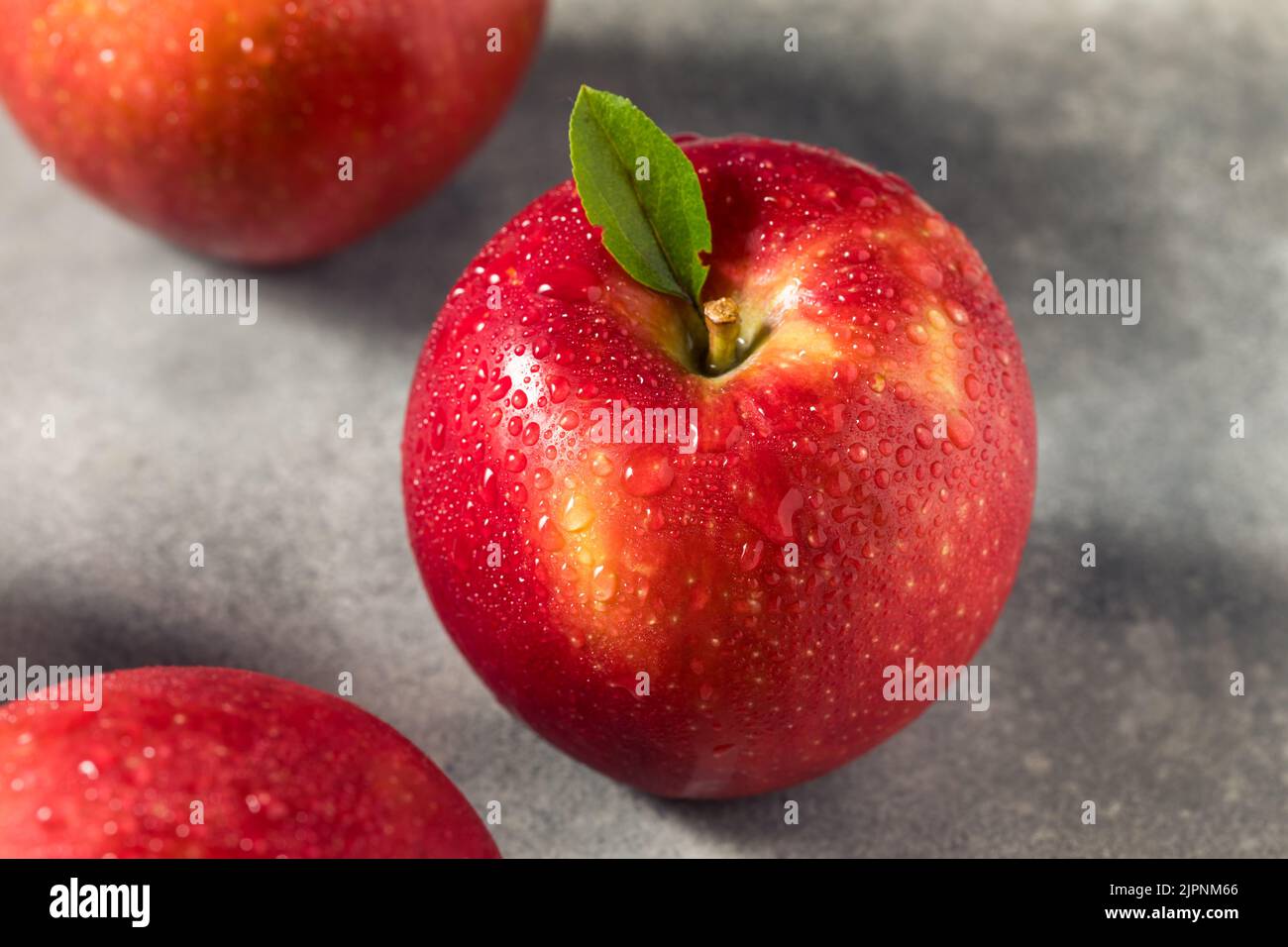 Crudo Rosso biologico cosmico mele croccanti in un mazzo Foto Stock