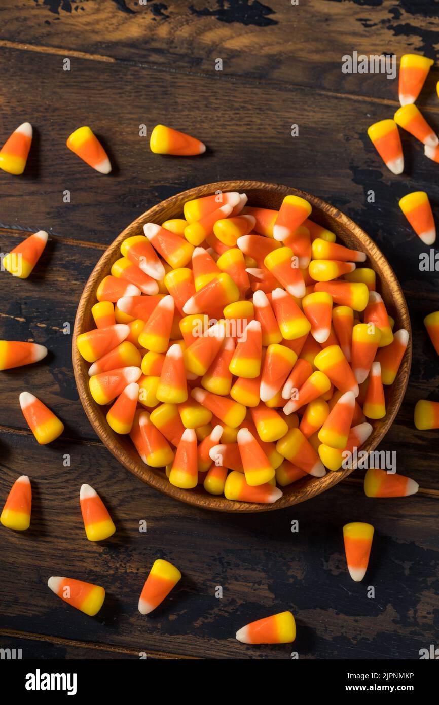 Dolce Halloween Candy Corn in una ciotola pronto a mangiare Foto Stock