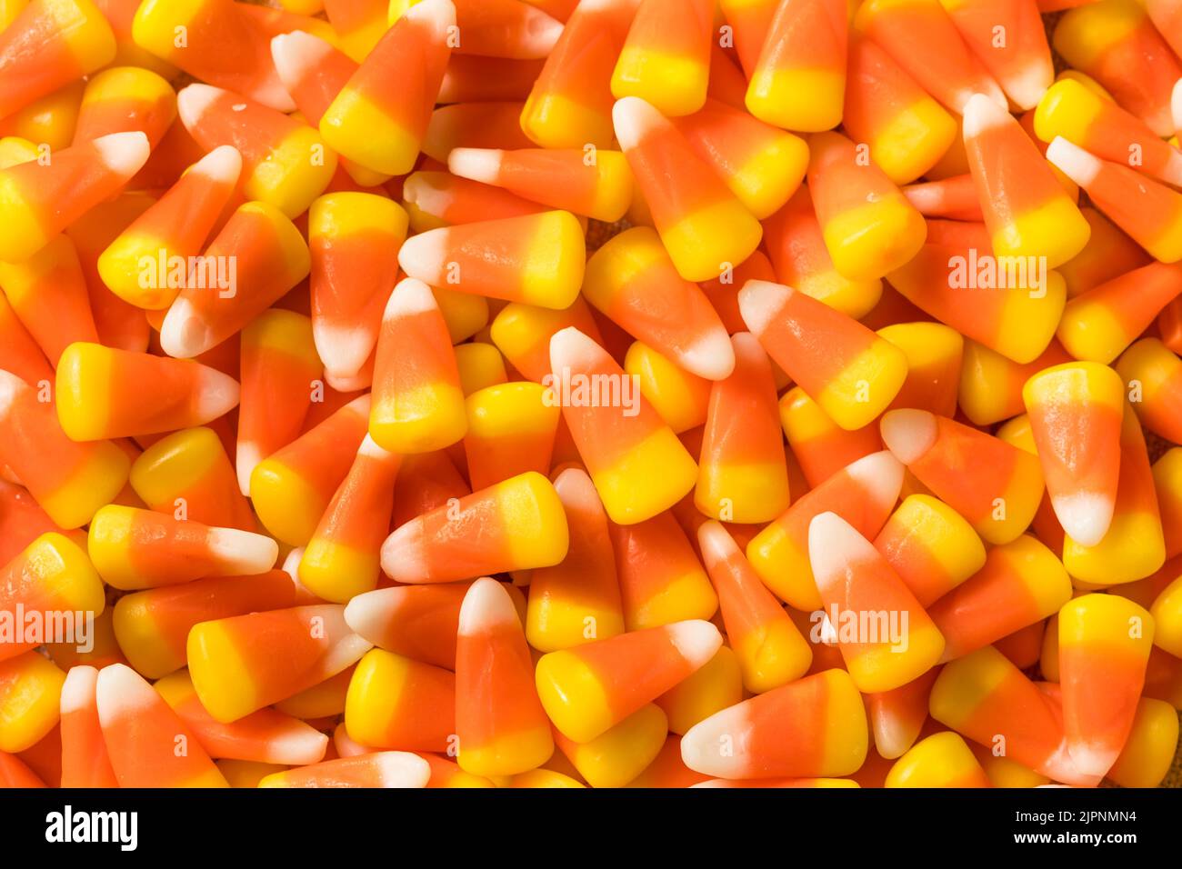 Dolce Halloween Candy Corn in una ciotola pronto a mangiare Foto Stock