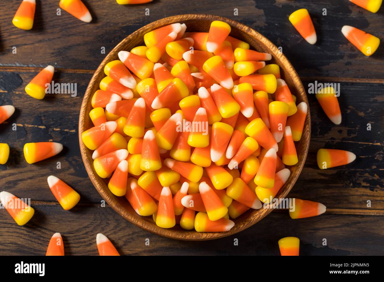 Dolce Halloween Candy Corn in una ciotola pronto a mangiare Foto Stock