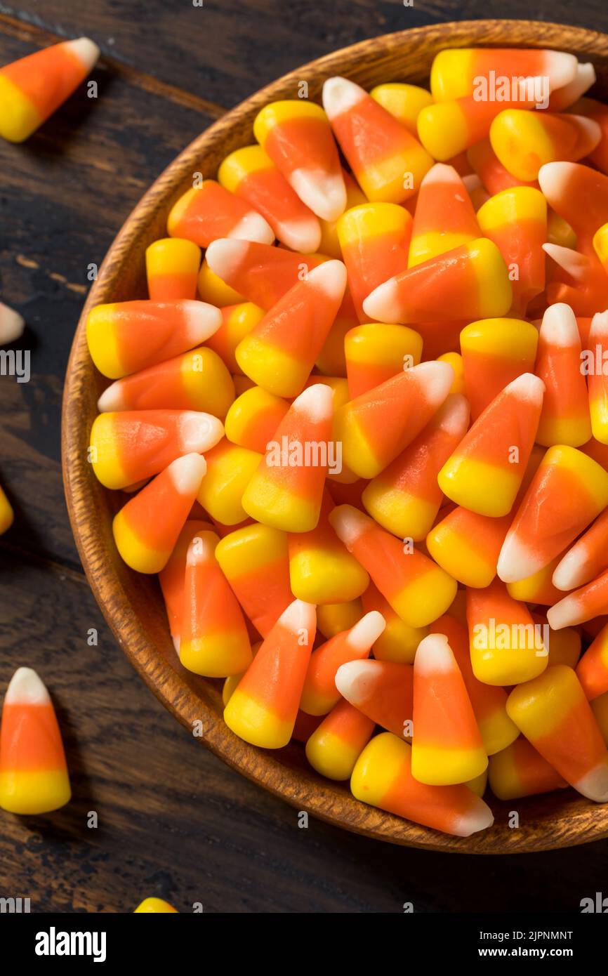 Dolce Halloween Candy Corn in una ciotola pronto a mangiare Foto Stock