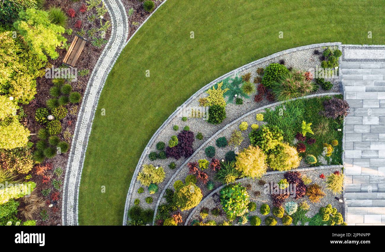 Vista aerea di un grande giardino residenziale Moden Backyard con sentieri in granito, panca e grandi scale. Foto Stock
