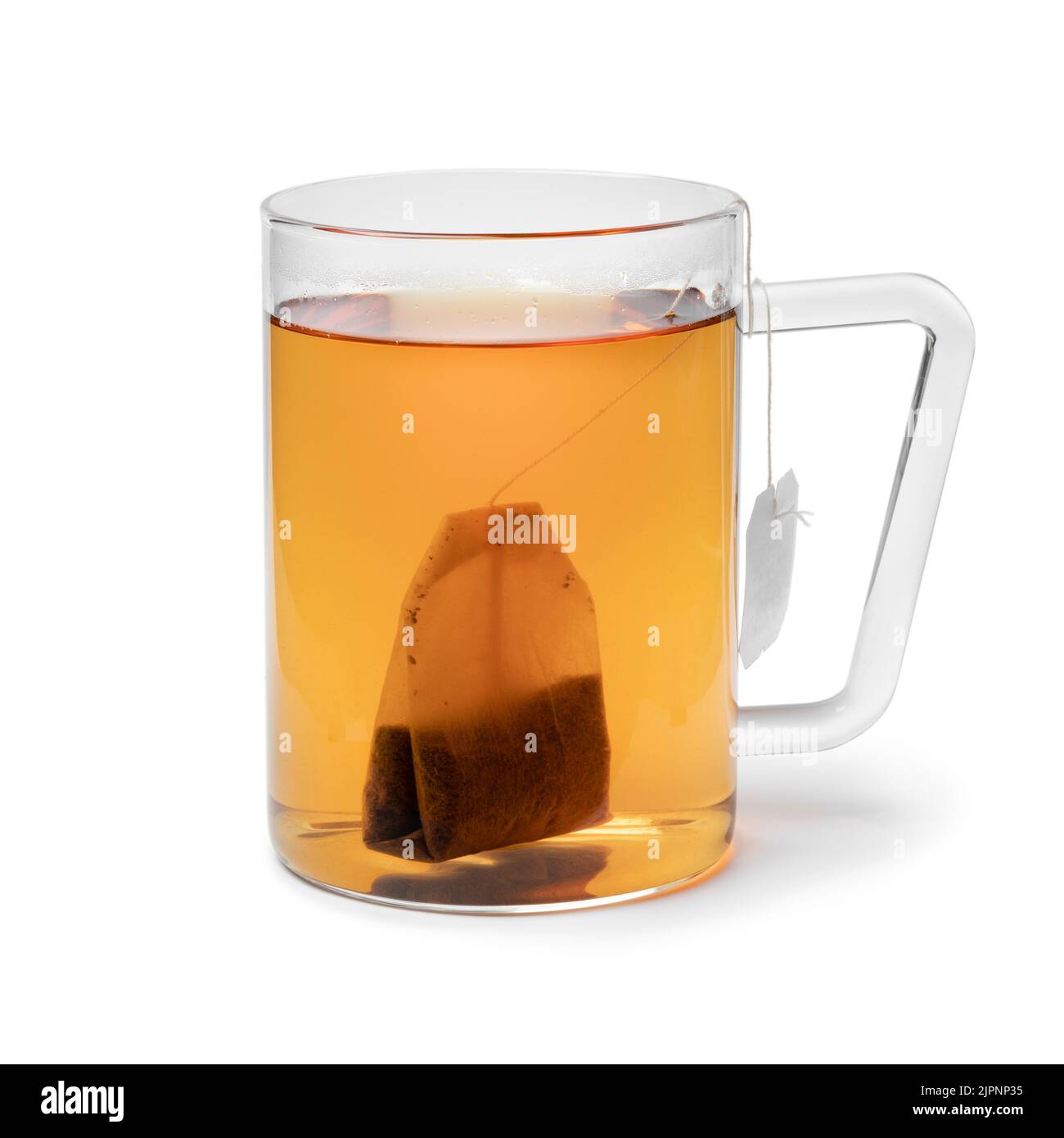 Tazza di vetro con tè e una bustina di tè isolata su sfondo bianco Foto Stock