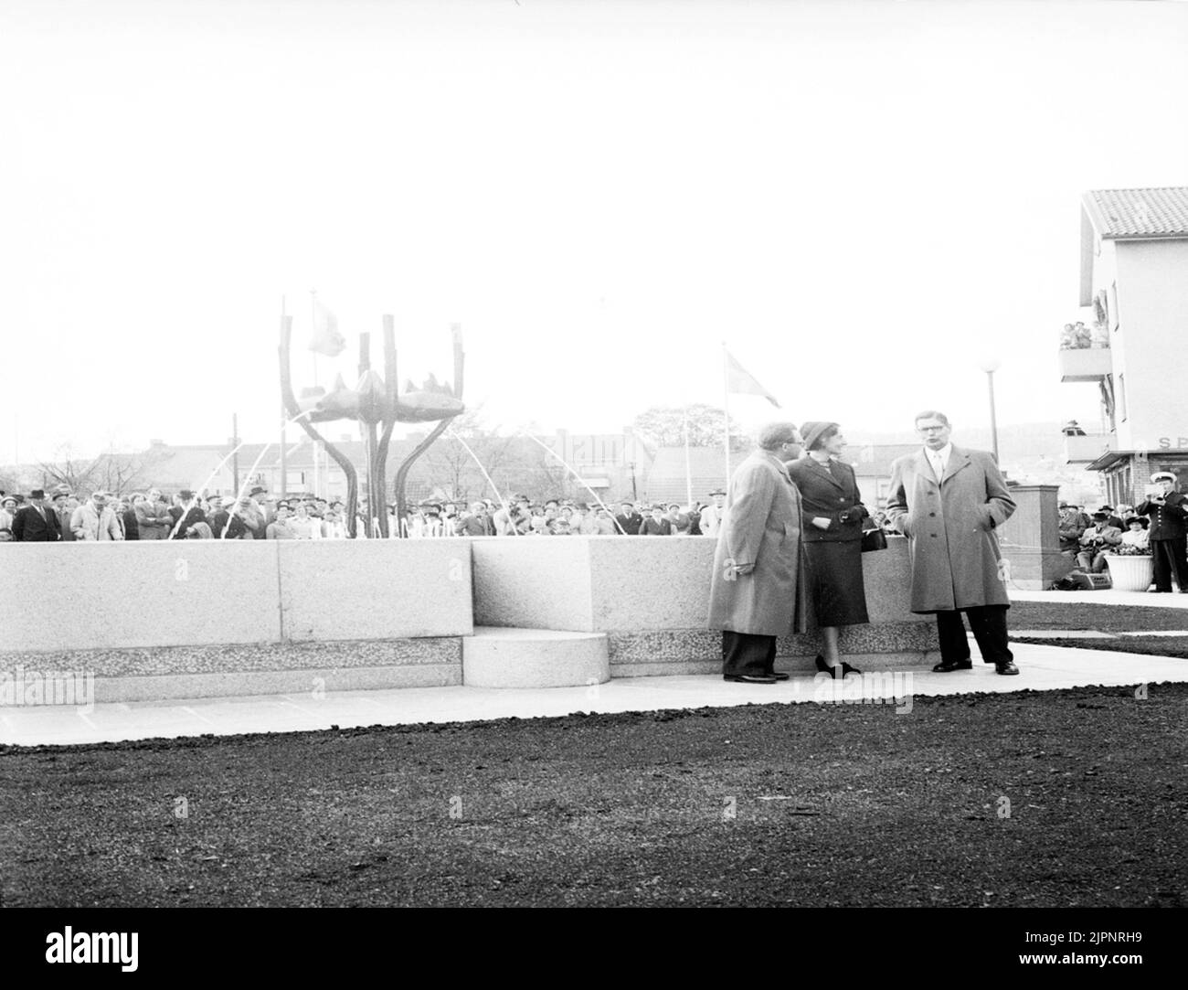 San Sigfridsplatsen. L'inaugurazione del pozzo nel 1954, opera dell'artista Margot Hedemann. Brunnskar: Granito/bronzo. Acquistato nel 1933. S:t Sigfridsplatsen. Invigningen AV brunnen 1954, konstverk AV konstnär Margot Hedemann. Brunnskar: Granit/Brons. Inköpt 1933. Annan anknytning: Hedemann, Margot Foto Stock