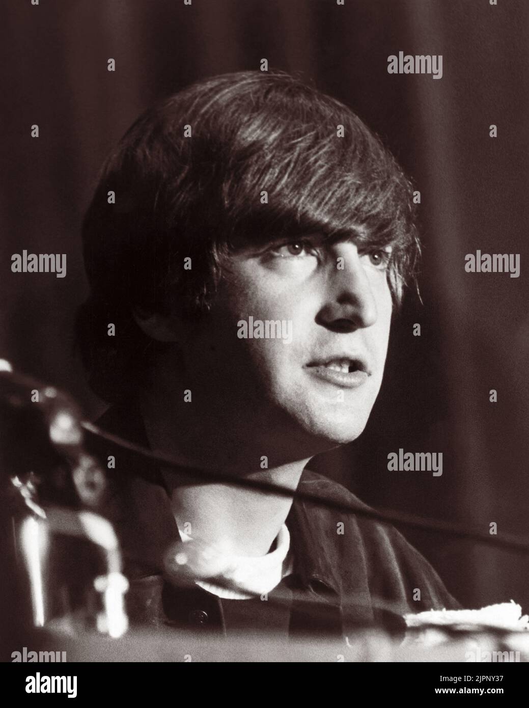 John Lennon dei Beatles durante una conferenza stampa al George Washington Hotel di Jacksonville, Florida, durante il Beatles 1964 American Tour. I Beatles si sono esibiti al Gator Bowl di Jacksonville il 11 settembre 1964. Con il concerto in programma appena due mesi dopo l'approvazione del Civil Rights Act, i Beatles hanno pubblicato una dichiarazione stampa in cui si diceva: "Non ci comparirà a meno che i Negroes non possano sedere ovunque”. Foto Stock