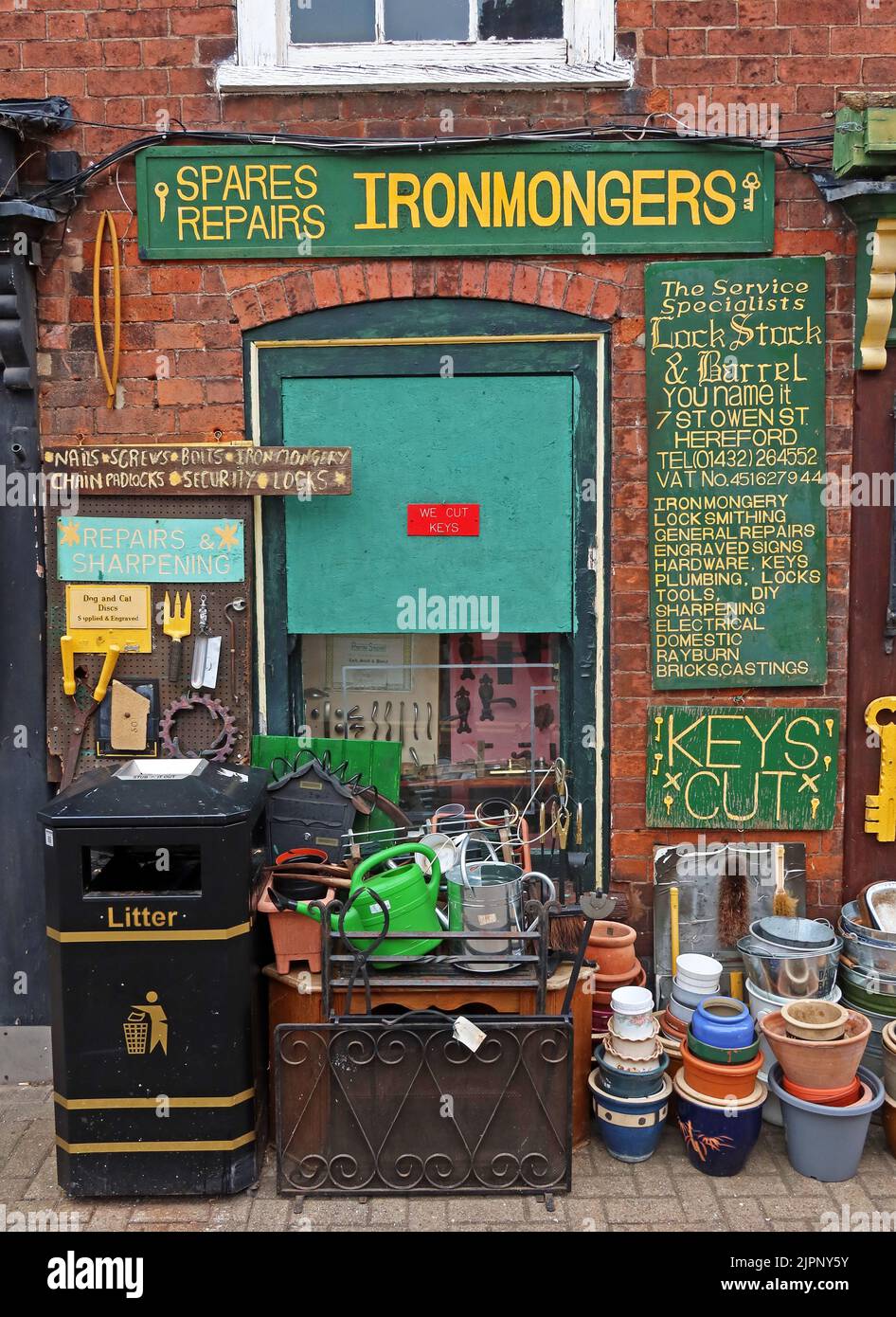 Tradizionale ironmonger, Lock Stock and Barrel, 7 Owen St, Hereford, Herefordshire, Inghilterra, REGNO UNITO, HR1 2JB Foto Stock