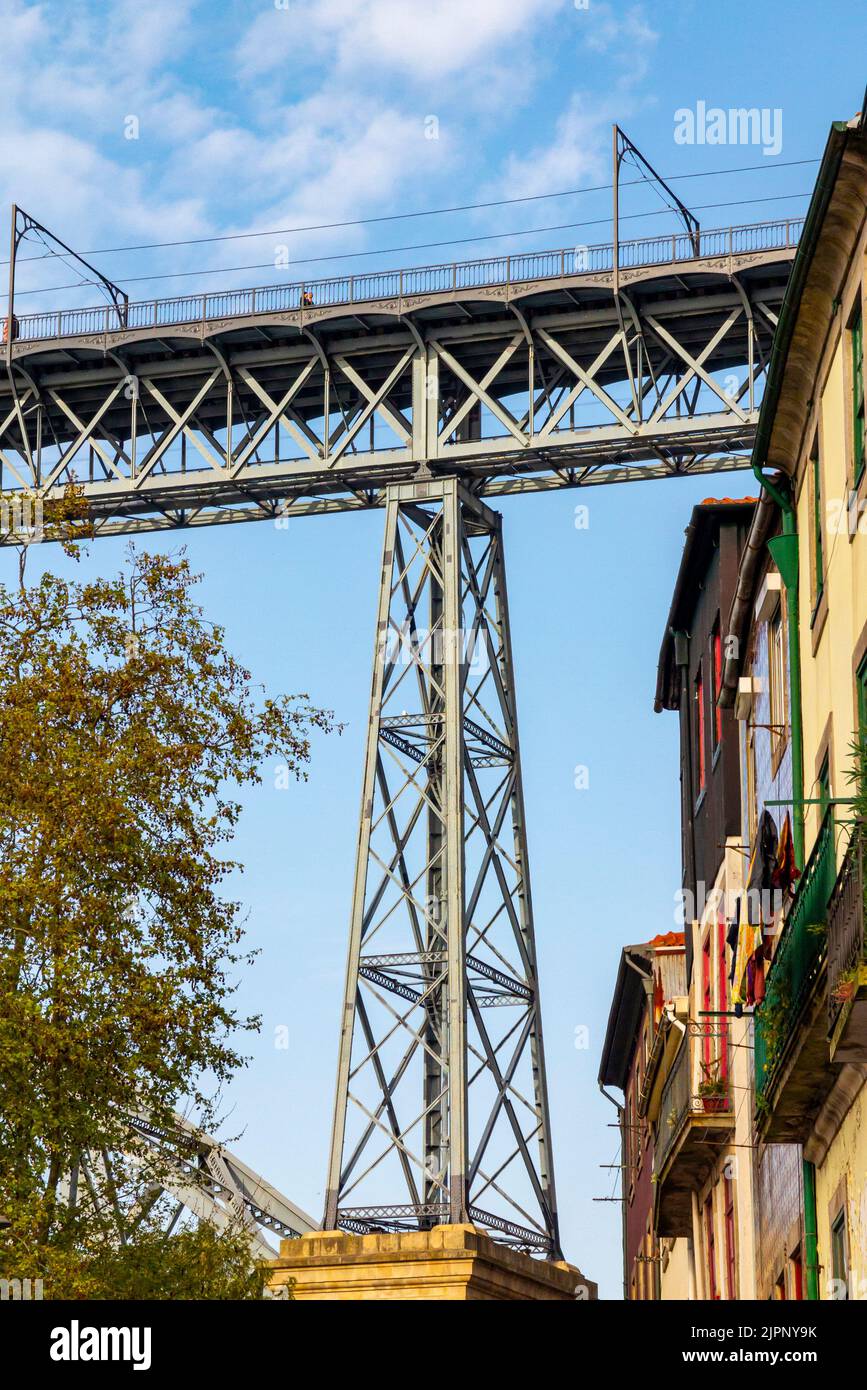 Pont Luiz 1 ponte sul fiume Douro a Porto Portogallo progettato da Theophile Seyrig un partner di Gustave Eiffel e utilizzato da tram e pedoni. Foto Stock