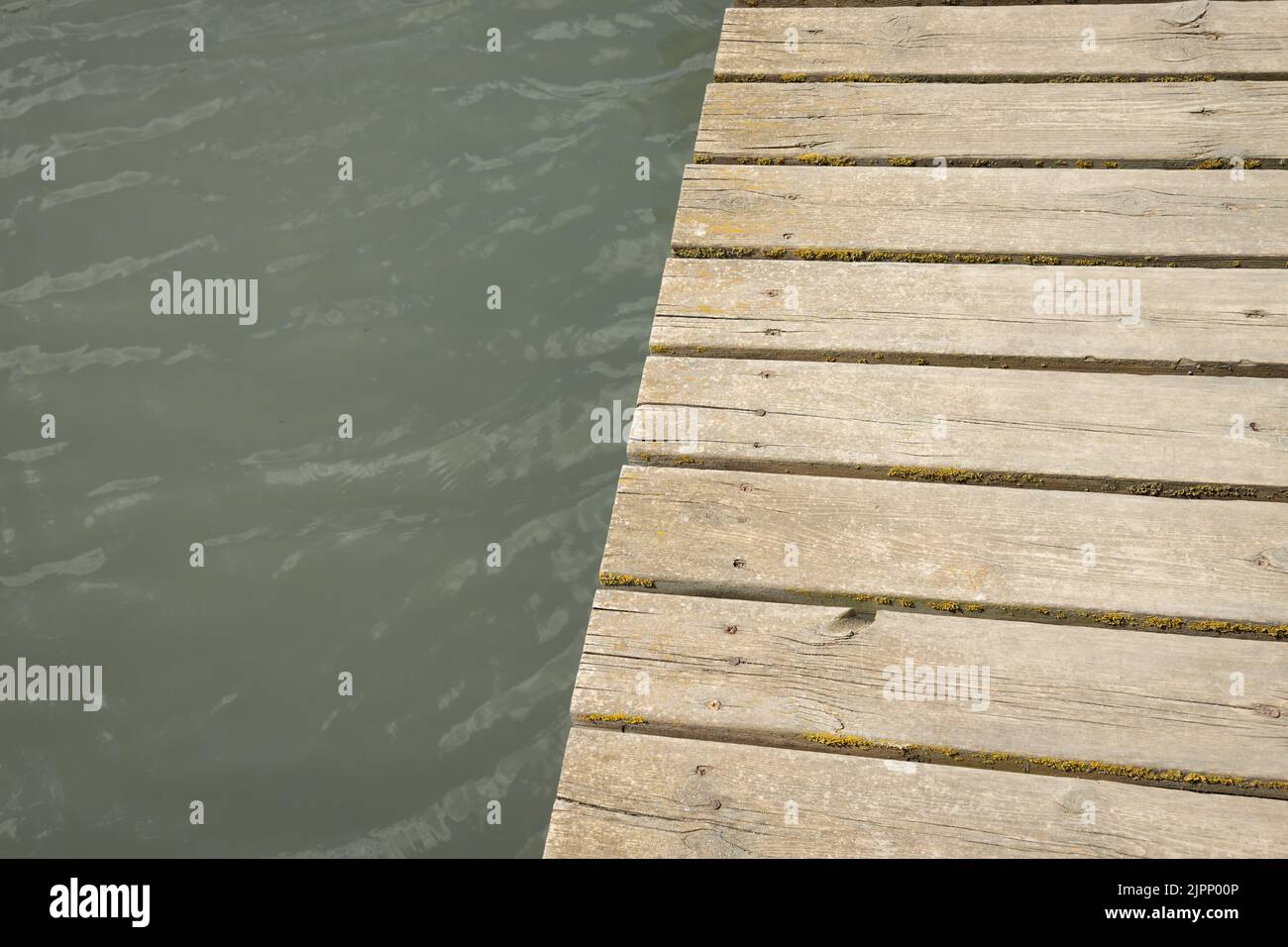 primo piano di pedane in legno sull'acqua Foto Stock