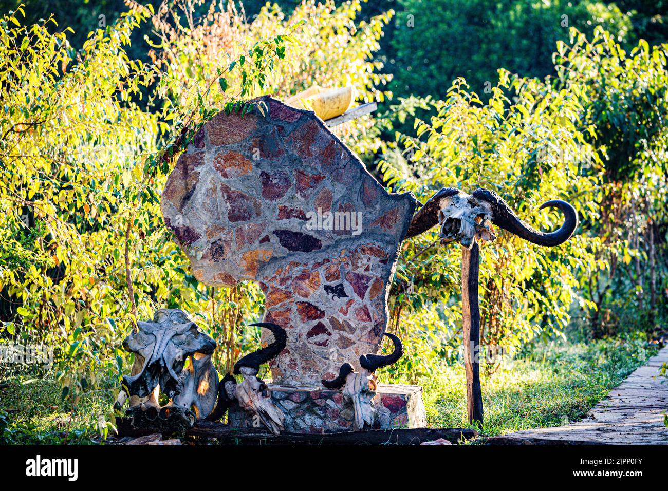 Mappa africana statua murale in cemento, monumento, pilastro in pietra, Buffalo Horns Foto Stock