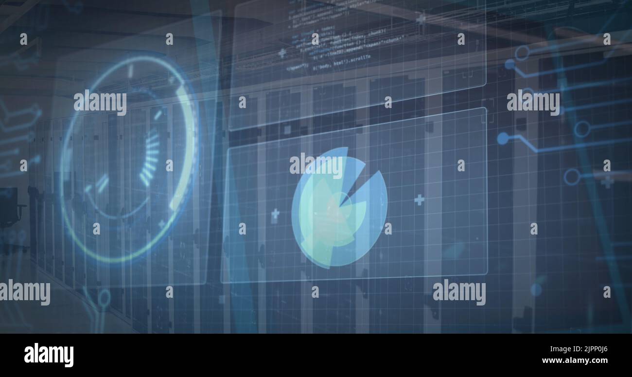 Immagine dell'elaborazione dei dati digitali su schermi su server di computer Foto Stock