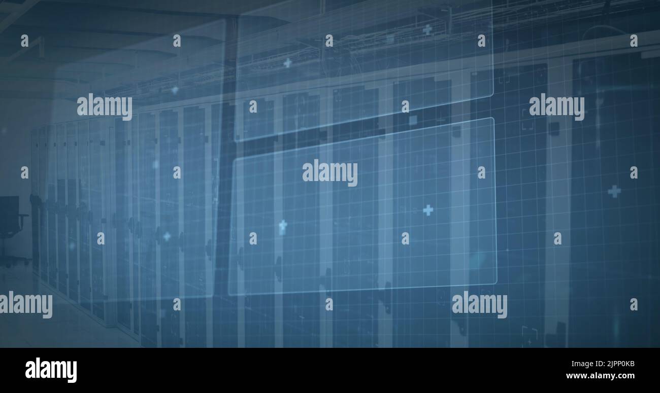 Immagine dell'elaborazione dei dati digitali su schermi su server di computer Foto Stock