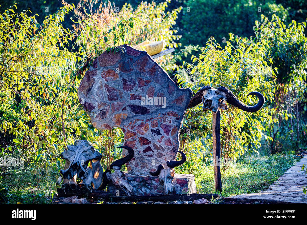 Mappa africana statua murale in cemento, monumento, pilastro in pietra, Buffalo Horns Foto Stock