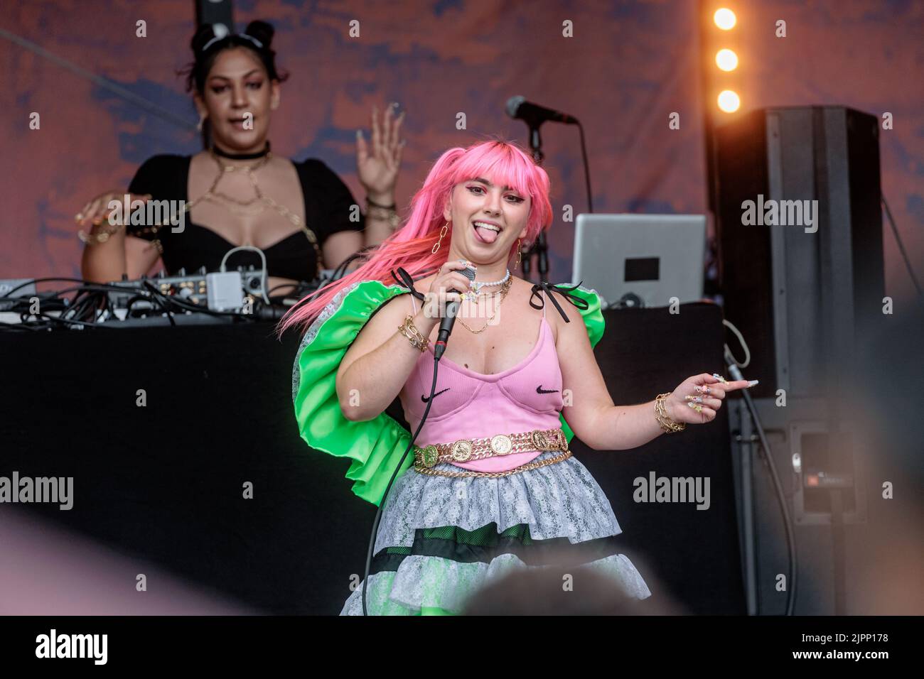 Amburgo, Germania. 19th ago, 2022. La cantante SATARII apre con la sua esecuzione il Dockville Festival, che dura fino al 22 agosto. Credit: Markus Scholz/dpa/Alamy Live News Foto Stock