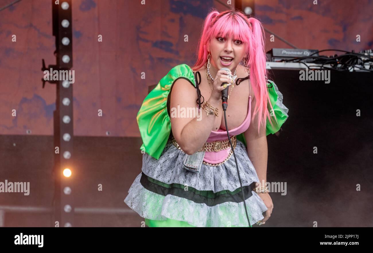 Amburgo, Germania. 19th ago, 2022. La cantante SATARII apre con la sua esecuzione il Dockville Festival, che dura fino al 22 agosto. Credit: Markus Scholz/dpa/Alamy Live News Foto Stock