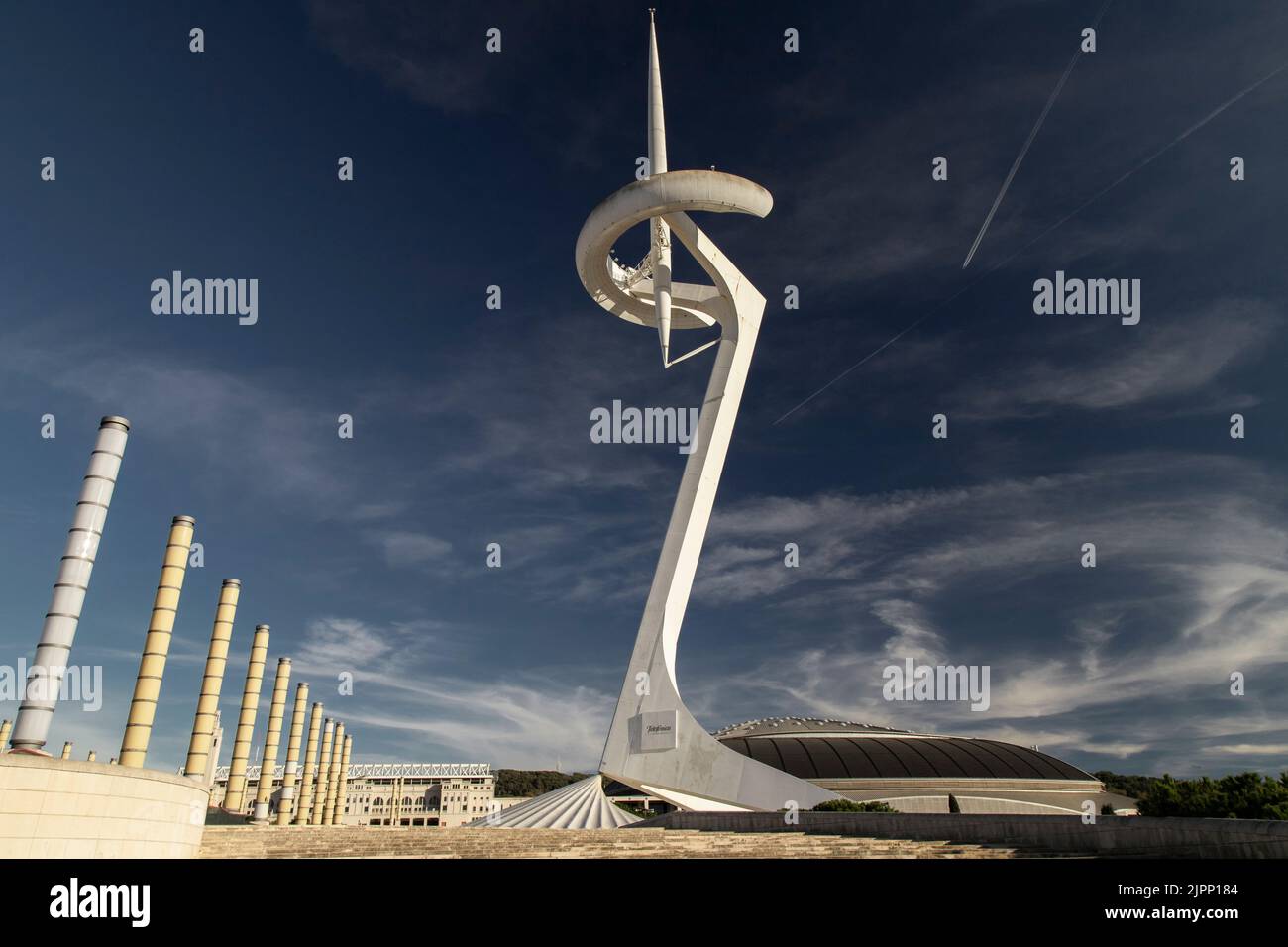 La torre di comunicazione nel Parco Montjuic, Barcellona sotto il cielo blu Foto Stock