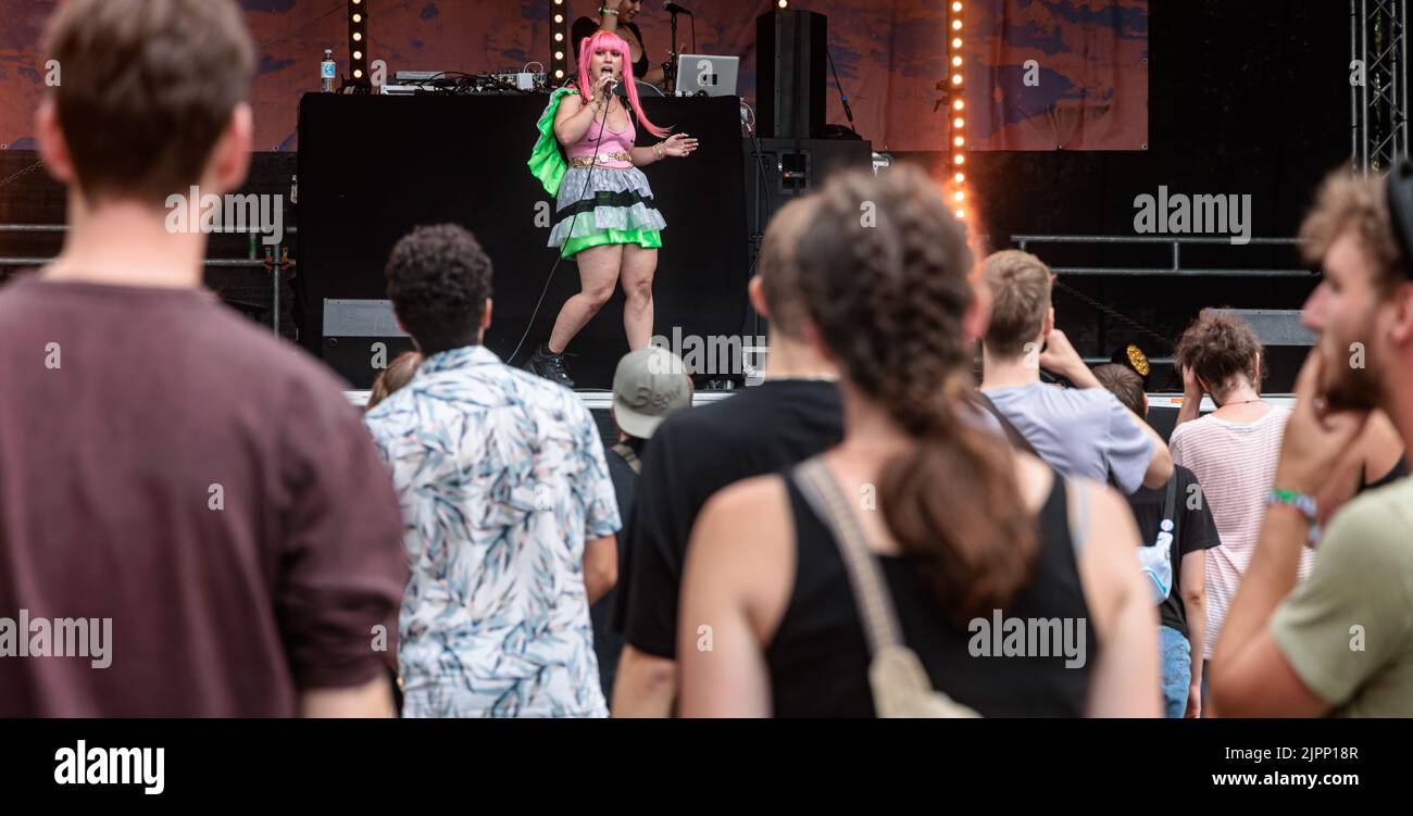 Amburgo, Germania. 19th ago, 2022. La cantante SATARII apre con la sua esecuzione il Dockville Festival, che dura fino al 22 agosto. Credit: Markus Scholz/dpa/Alamy Live News Foto Stock