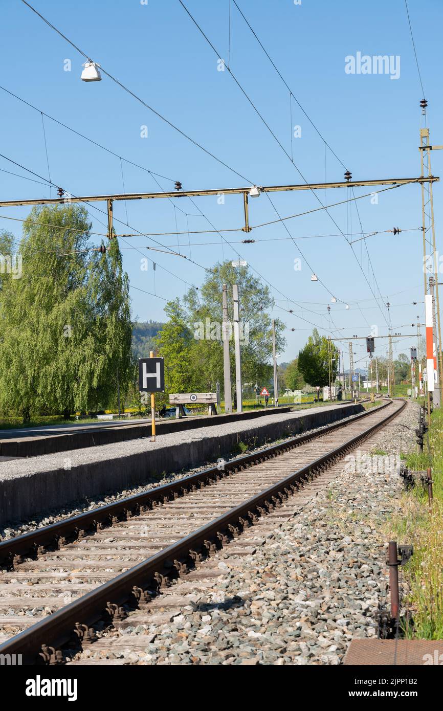 Nedeln, Liechtenstein, 28 aprile 2022 sistema ferroviario attraverso la città in una giornata di sole Foto Stock