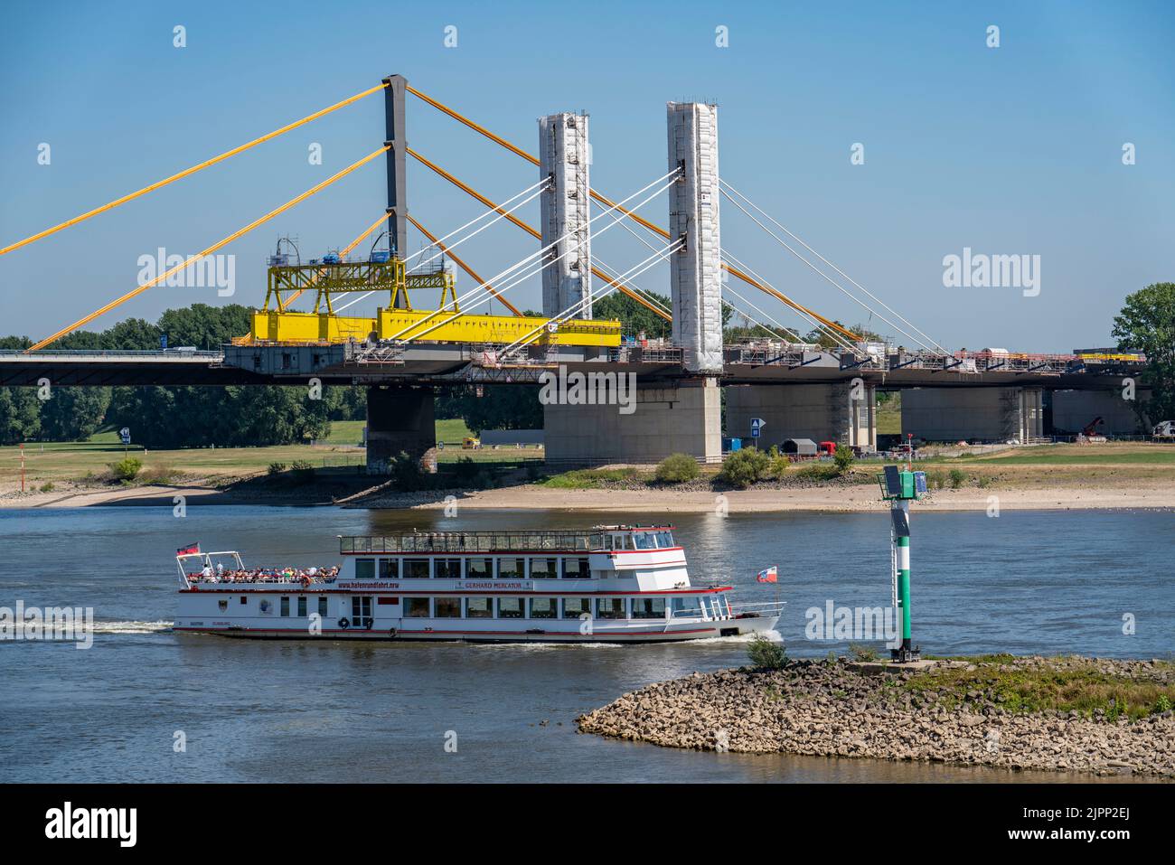 Neubau der Autobahnbrücke Neuenkamp der A40, über den Rhein bei Duisburg, Freivorbaumontage des Hauptbrückenfeldes, Parallel zur existierenden Brücke Foto Stock