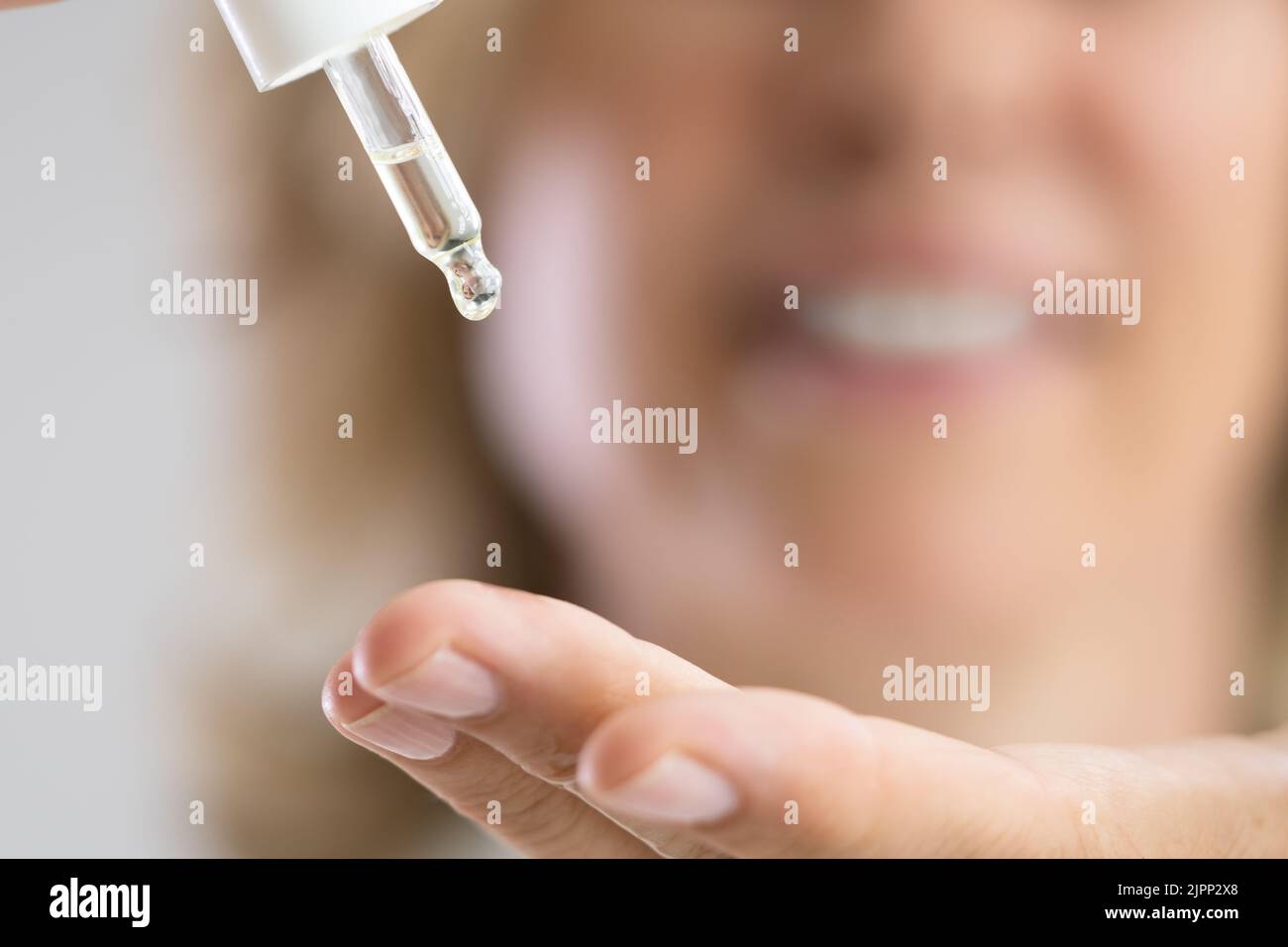 Collagene siero Anti invecchiamento cosmetici facciali. Donna anziana Spa Foto Stock