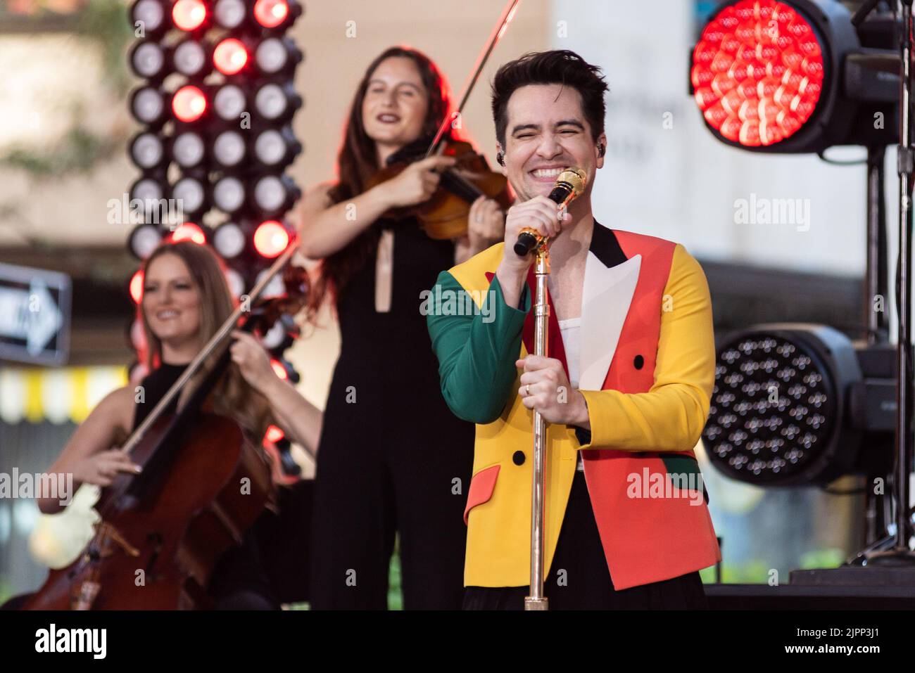 Panico! Alla discoteca si esibisce in The TODAY Show on TODAY Plaza a New  York, NY, il 19 agosto 2022. (Foto di Gabriele Holtermann/Sipa USA Foto  stock - Alamy