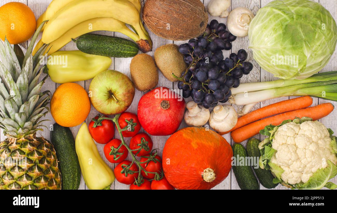 Frutta e verdura sfondo. Piatto laici concetto di cibo sano Foto Stock