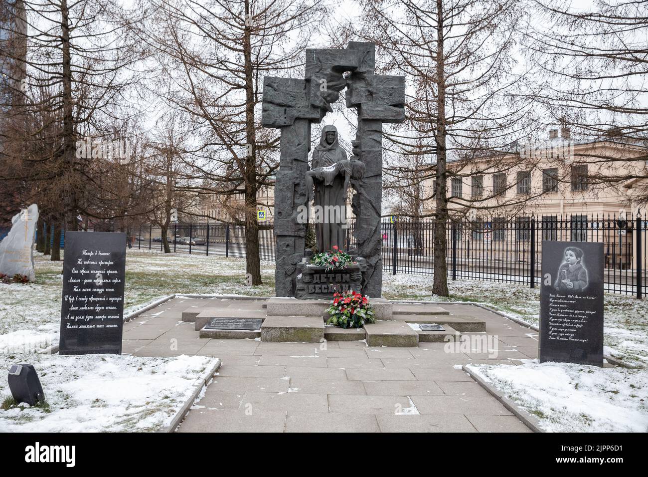 San Pietroburgo, Russia - 01 febbraio 2020: Monumento ai bambini di Beslan vicino alla Chiesa dell'Assunzione a San Pietroburgo Foto Stock