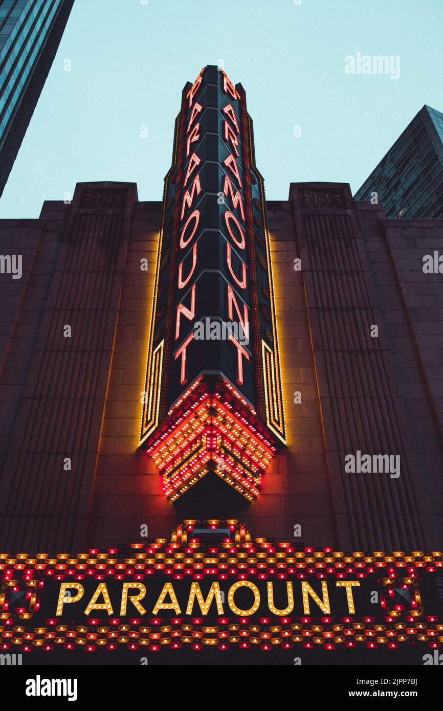 Un'immagine dal basso della segnaletica al Paramount Theater di Downtown Crossing, Boston, Massachusetts Foto Stock