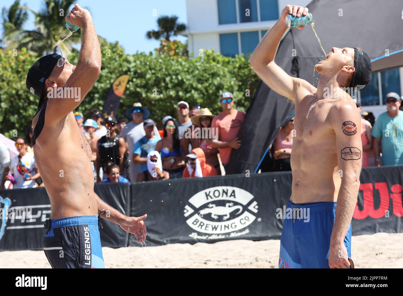 Trevor Crabb (a sinistra) e Tri Bourne (a destra) celebrano la loro vittoria per il titolo all'AVP Fort Lauderdale Open di ft. Lauderdale Beach il 31 luglio 2022 a ft. Lauderdale, Florida. Bourne e Crabb hanno vinto 2-0 (23-21, 21-14) (credito: Paul Fong/Image of Sport) Foto Stock