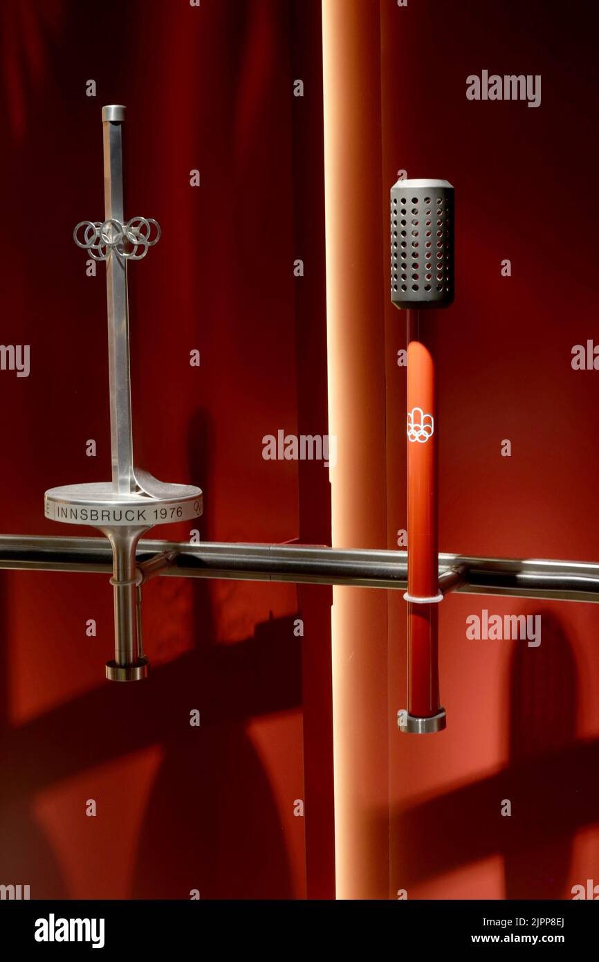 Losanna, Svizzera, 08.17.2022, fiaccole olimpiche al Museo Olimpico di Losanna, sale al coperto, look dei giochi, mascotte, Museo Olimpico, Svizzera Rivi Foto Stock