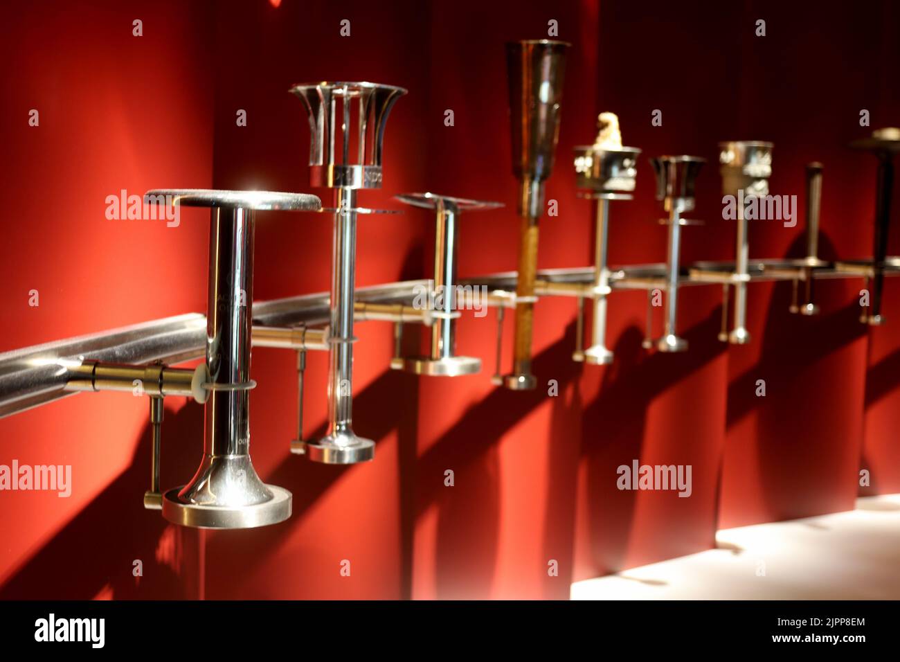 Losanna, Svizzera, 08.17.2022, fiaccole olimpiche al Museo Olimpico di Losanna, sale al coperto, look dei giochi, mascotte, Museo Olimpico, Svizzera Rivi Foto Stock