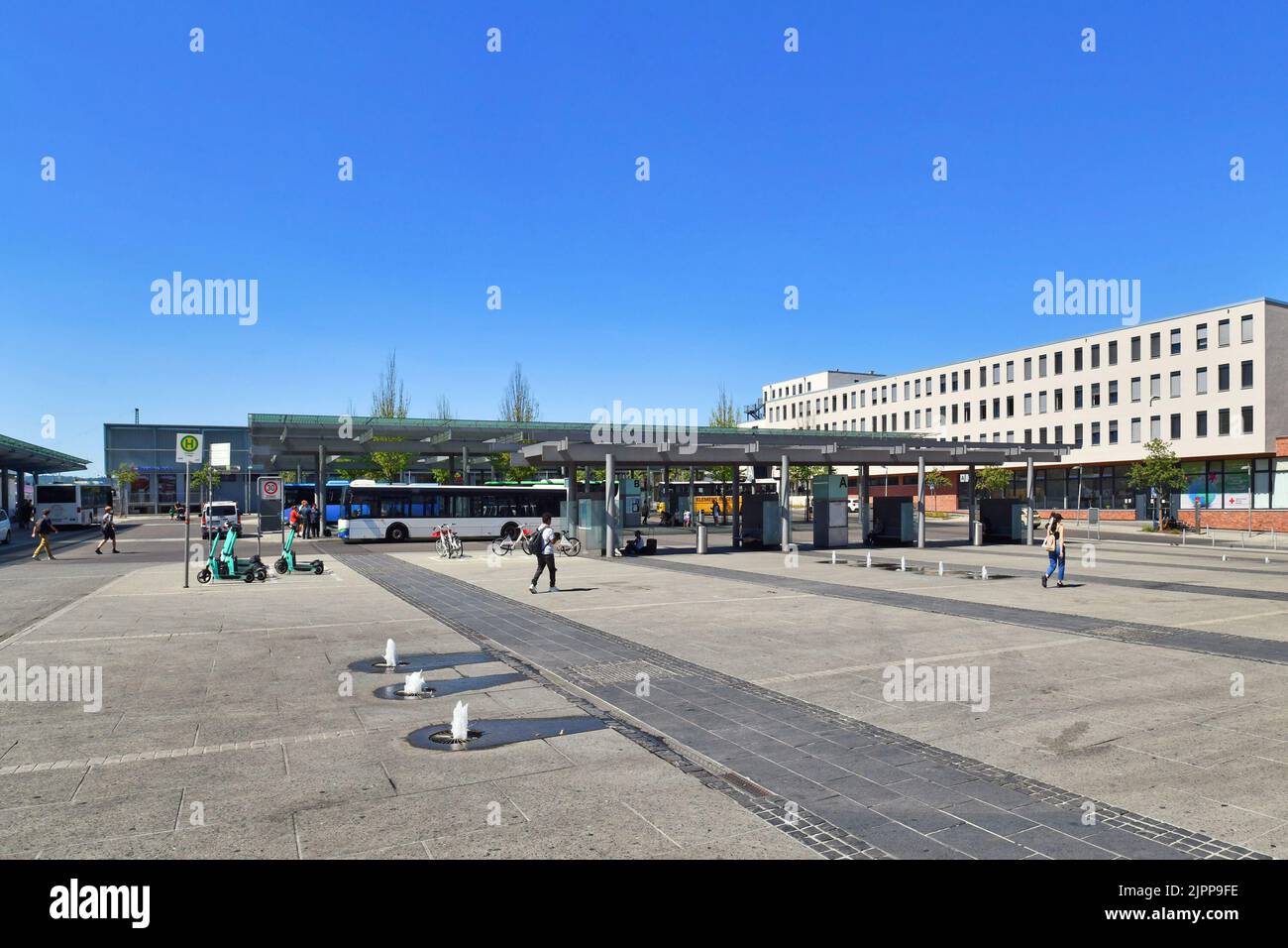 Kaiserslautern, Germania - 2022 agosto: Stazione centrale degli autobus a 'Guimaraes Platz' piazza di fronte alla stazione centrale Foto Stock