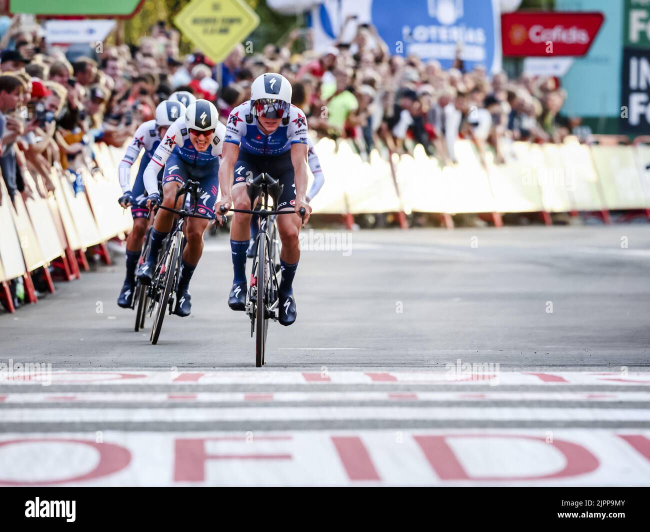 Monaco, Germania. 19th ago 2022. UTRECHT - Team Quick-Step-Alpha Vinyl attraversa il traguardo durante il crono di squadra il primo giorno della Vuelta a Espana (Vuelta a Espana). Dopo un inizio sulla Jaarbeursplein, le squadre hanno guidato attraverso le strade della città Dom. ANP VINCENT JANNINK Credit: ANP/Alamy Live News Foto Stock